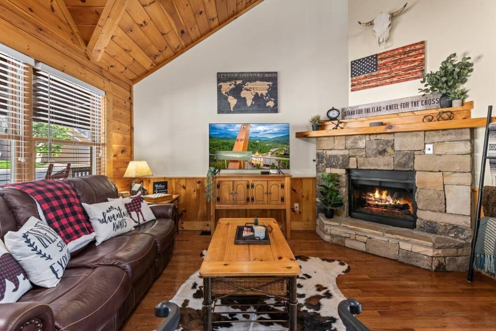 Cozy Cabin In The Smokies!!! Fully Furnished And Complete With Community Indoor And Outdoor Pools And Spas, Game And Fitness Rooms As Well As A Private Hot Tub Pigeon Forge Luaran gambar