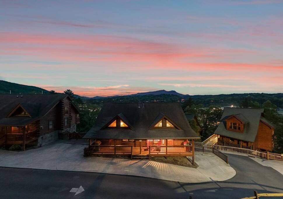 Cozy Cabin In The Smokies!!! Fully Furnished And Complete With Community Indoor And Outdoor Pools And Spas, Game And Fitness Rooms As Well As A Private Hot Tub Pigeon Forge Luaran gambar