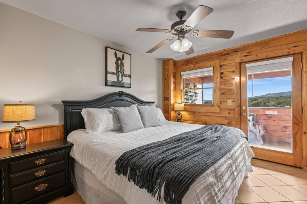 Cozy Cabin In The Smokies!!! Fully Furnished And Complete With Community Indoor And Outdoor Pools And Spas, Game And Fitness Rooms As Well As A Private Hot Tub Pigeon Forge Luaran gambar