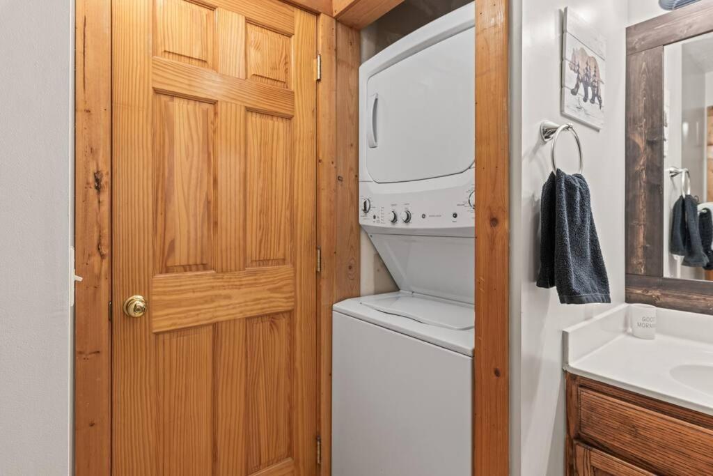 Cozy Cabin In The Smokies!!! Fully Furnished And Complete With Community Indoor And Outdoor Pools And Spas, Game And Fitness Rooms As Well As A Private Hot Tub Pigeon Forge Luaran gambar