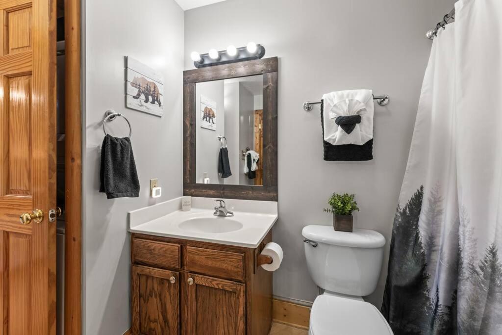 Cozy Cabin In The Smokies!!! Fully Furnished And Complete With Community Indoor And Outdoor Pools And Spas, Game And Fitness Rooms As Well As A Private Hot Tub Pigeon Forge Luaran gambar