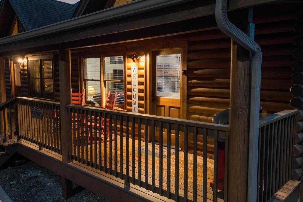 Cozy Cabin In The Smokies!!! Fully Furnished And Complete With Community Indoor And Outdoor Pools And Spas, Game And Fitness Rooms As Well As A Private Hot Tub Pigeon Forge Luaran gambar