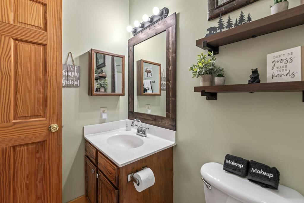 Cozy Cabin In The Smokies!!! Fully Furnished And Complete With Community Indoor And Outdoor Pools And Spas, Game And Fitness Rooms As Well As A Private Hot Tub Pigeon Forge Luaran gambar