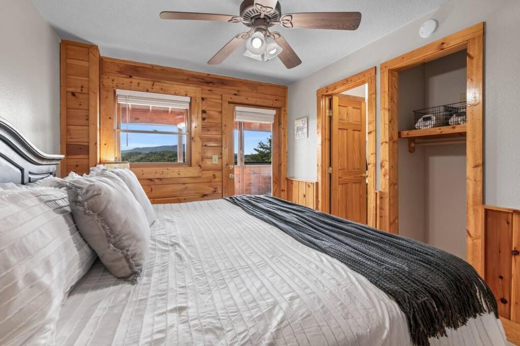 Cozy Cabin In The Smokies!!! Fully Furnished And Complete With Community Indoor And Outdoor Pools And Spas, Game And Fitness Rooms As Well As A Private Hot Tub Pigeon Forge Luaran gambar