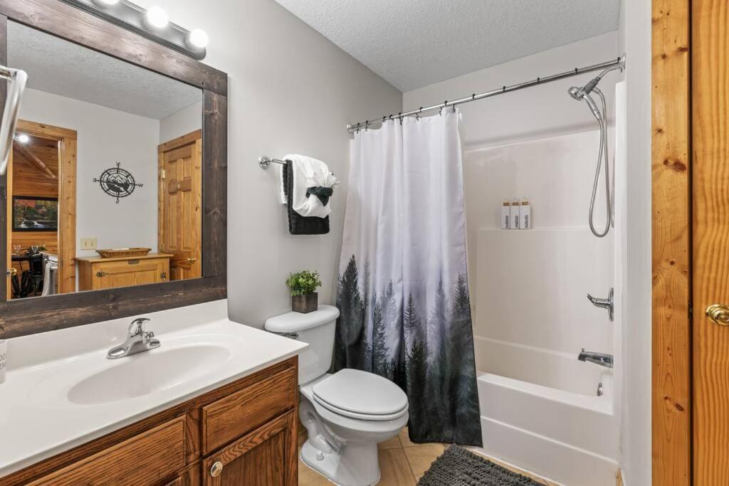 Cozy Cabin In The Smokies!!! Fully Furnished And Complete With Community Indoor And Outdoor Pools And Spas, Game And Fitness Rooms As Well As A Private Hot Tub Pigeon Forge Luaran gambar