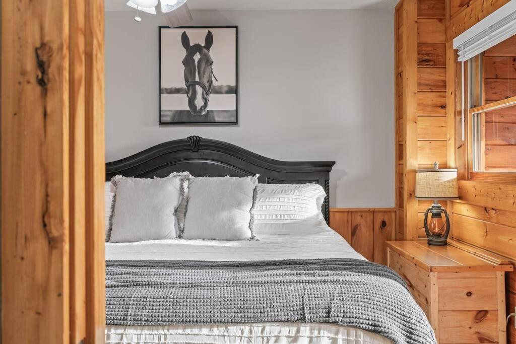Cozy Cabin In The Smokies!!! Fully Furnished And Complete With Community Indoor And Outdoor Pools And Spas, Game And Fitness Rooms As Well As A Private Hot Tub Pigeon Forge Luaran gambar
