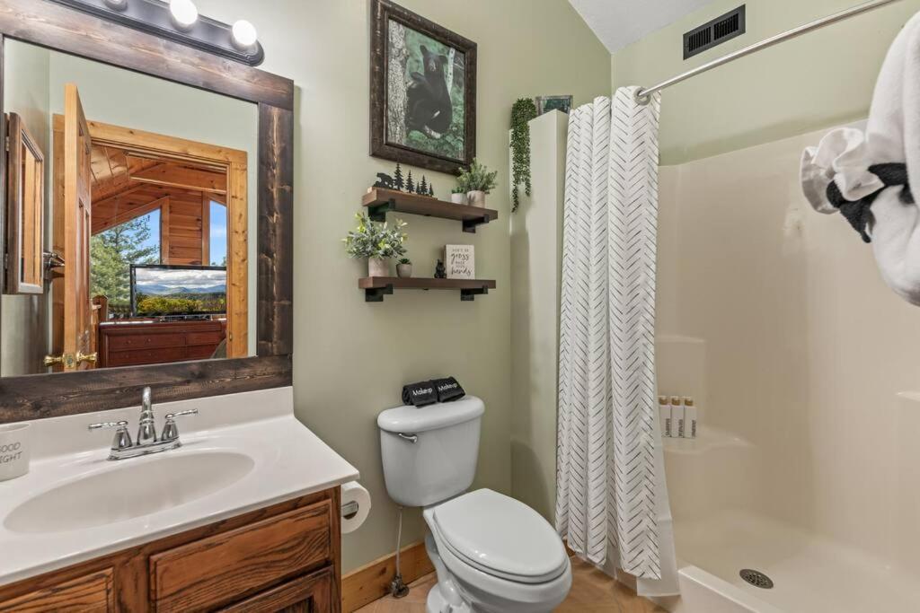 Cozy Cabin In The Smokies!!! Fully Furnished And Complete With Community Indoor And Outdoor Pools And Spas, Game And Fitness Rooms As Well As A Private Hot Tub Pigeon Forge Luaran gambar