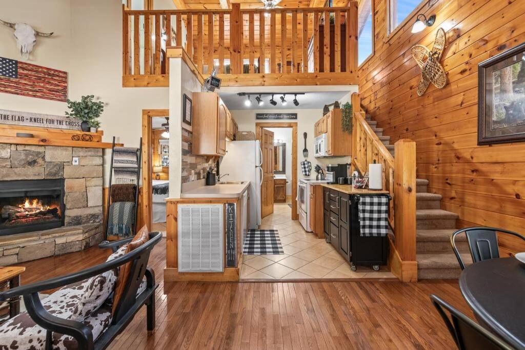Cozy Cabin In The Smokies!!! Fully Furnished And Complete With Community Indoor And Outdoor Pools And Spas, Game And Fitness Rooms As Well As A Private Hot Tub Pigeon Forge Luaran gambar