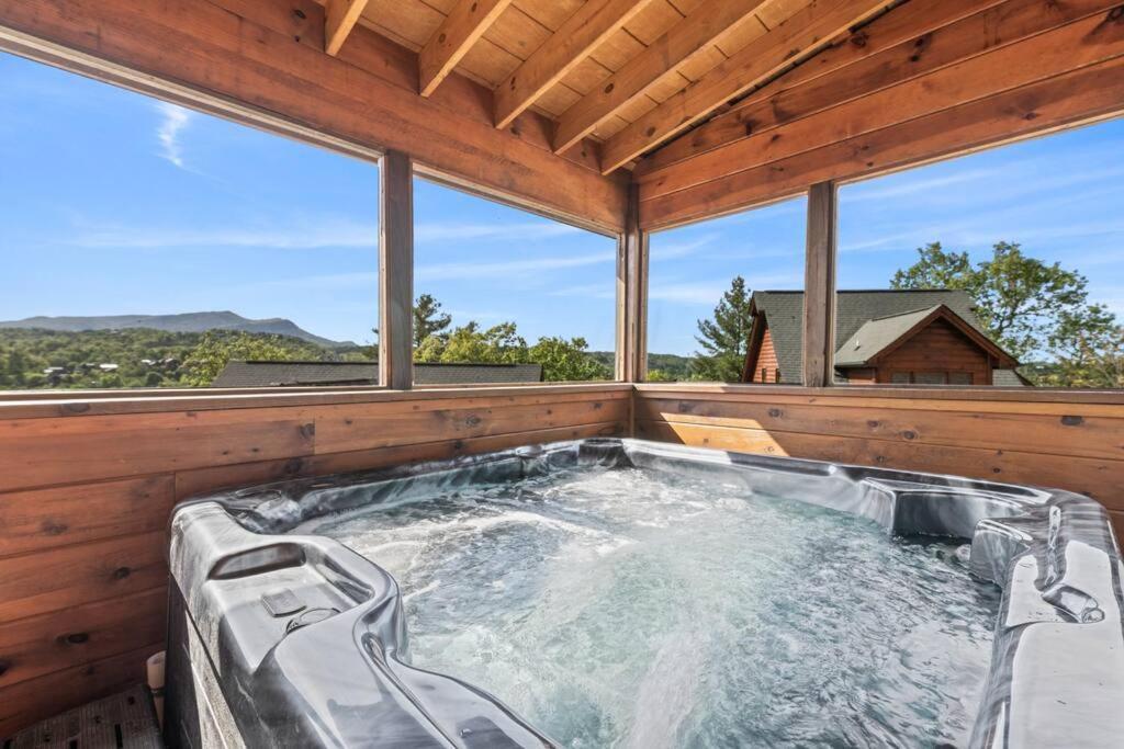 Cozy Cabin In The Smokies!!! Fully Furnished And Complete With Community Indoor And Outdoor Pools And Spas, Game And Fitness Rooms As Well As A Private Hot Tub Pigeon Forge Luaran gambar