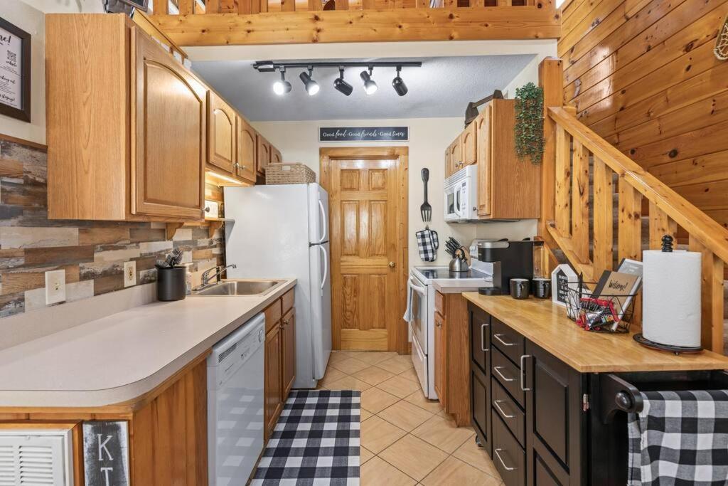 Cozy Cabin In The Smokies!!! Fully Furnished And Complete With Community Indoor And Outdoor Pools And Spas, Game And Fitness Rooms As Well As A Private Hot Tub Pigeon Forge Luaran gambar