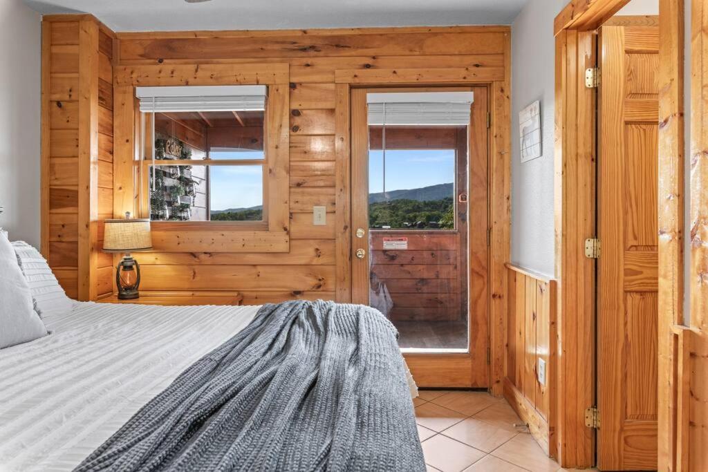 Cozy Cabin In The Smokies!!! Fully Furnished And Complete With Community Indoor And Outdoor Pools And Spas, Game And Fitness Rooms As Well As A Private Hot Tub Pigeon Forge Luaran gambar