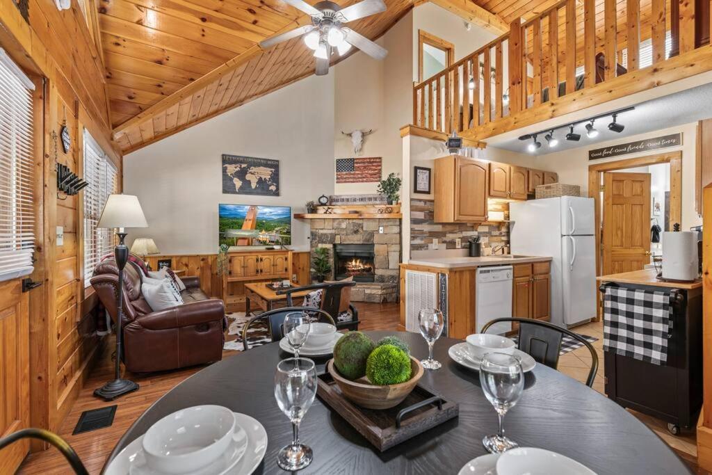 Cozy Cabin In The Smokies!!! Fully Furnished And Complete With Community Indoor And Outdoor Pools And Spas, Game And Fitness Rooms As Well As A Private Hot Tub Pigeon Forge Luaran gambar