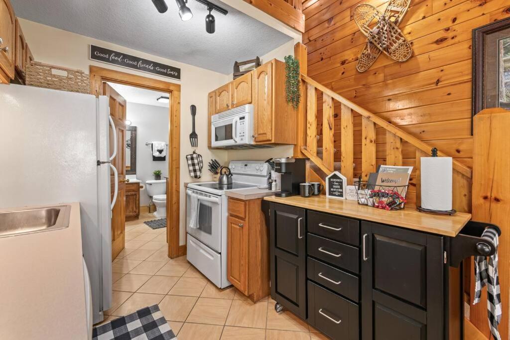 Cozy Cabin In The Smokies!!! Fully Furnished And Complete With Community Indoor And Outdoor Pools And Spas, Game And Fitness Rooms As Well As A Private Hot Tub Pigeon Forge Luaran gambar