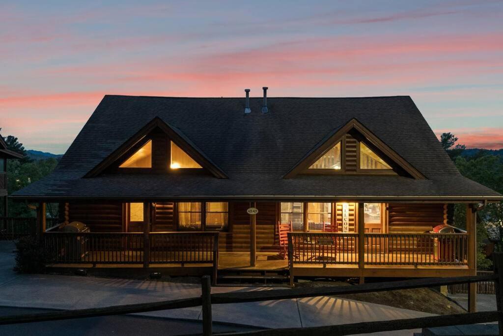 Cozy Cabin In The Smokies!!! Fully Furnished And Complete With Community Indoor And Outdoor Pools And Spas, Game And Fitness Rooms As Well As A Private Hot Tub Pigeon Forge Luaran gambar