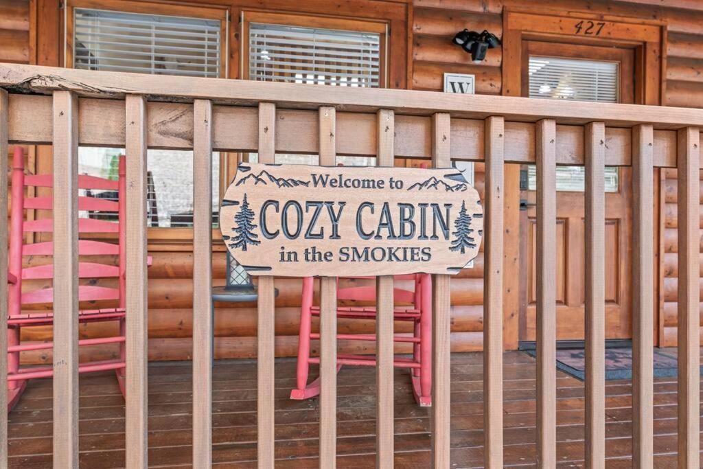 Cozy Cabin In The Smokies!!! Fully Furnished And Complete With Community Indoor And Outdoor Pools And Spas, Game And Fitness Rooms As Well As A Private Hot Tub Pigeon Forge Luaran gambar