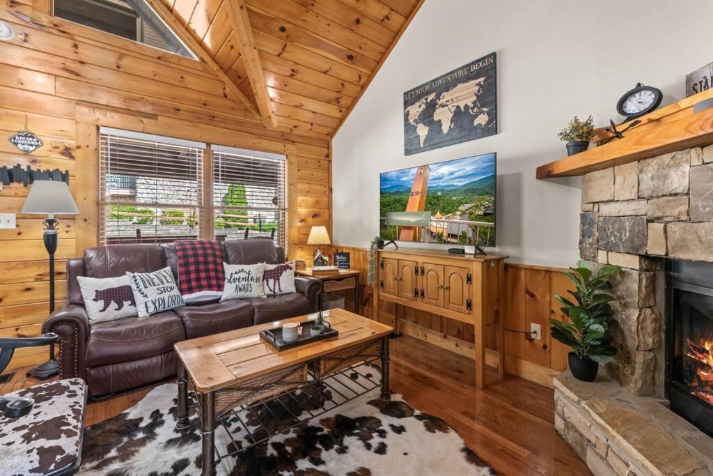 Cozy Cabin In The Smokies!!! Fully Furnished And Complete With Community Indoor And Outdoor Pools And Spas, Game And Fitness Rooms As Well As A Private Hot Tub Pigeon Forge Luaran gambar